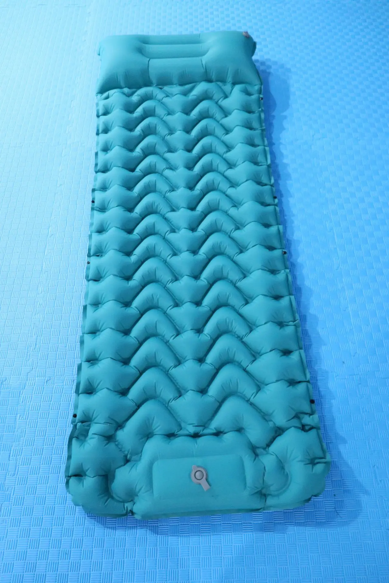 Inflatable sleeping pad with its built-in inflator pump